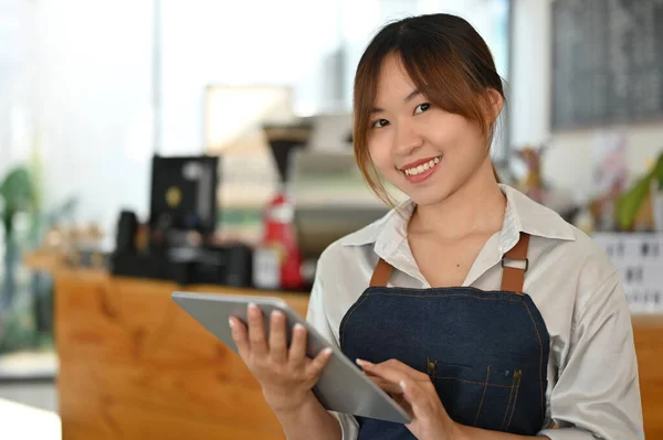 Portré Csinos Ázsiai Fiatal Kávézó Tulajdonos Egy Digitális Tablet Touchpad — Stock Fotó