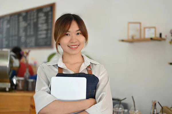 Mosolyogj Ázsiai Fiatal Barista Vagy Kávézó Tulajdonosa Egy Digitális Tablet — Stock Fotó