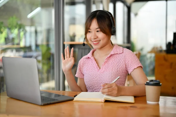 Schöne Asiatische Millennial Weibliche Privatlehrerin Unterrichtet Ihren Schüler Online Sagt — Stockfoto