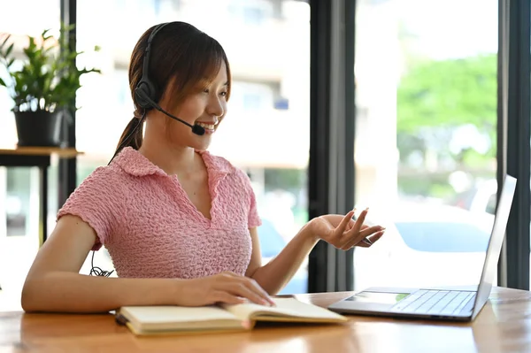 Fröhliche Asiatische Millennial Online Tutorin Mit Einem Online Kurs Nachhilfe — Stockfoto