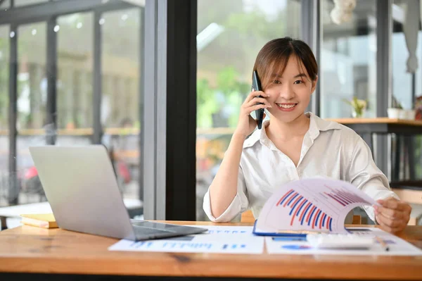 Professionelle Asiatische Finanzberaterin Telefoniert Mit Ihrem Kunden Während Sie Büro — Stockfoto