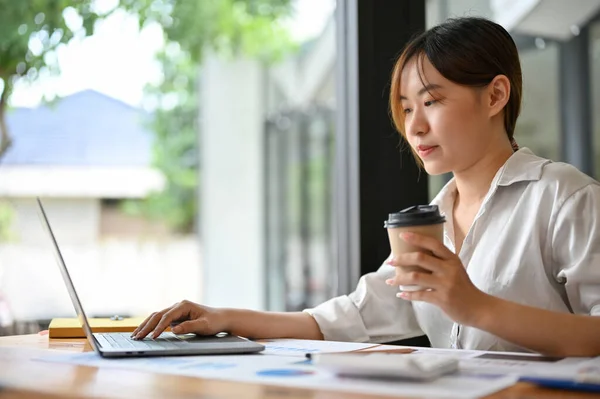 Konzentrierte Asiatische Junge Geschäftsfrau Oder Arbeiterin Die Laptop Computer Benutzt — Stockfoto