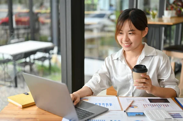 Professionelle Asiatische Geschäftsfrau Aus Dem Millennium Oder Finanzanalystin Die Finanzdaten — Stockfoto