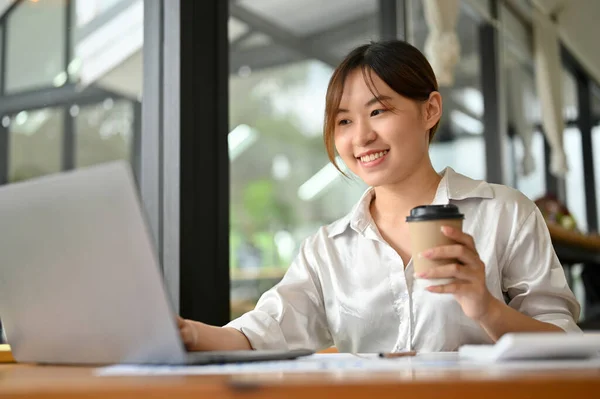 Charmante Asiatische Millennial Büroangestellte Oder Marketing Mitarbeiter Mit Laptop Und — Stockfoto