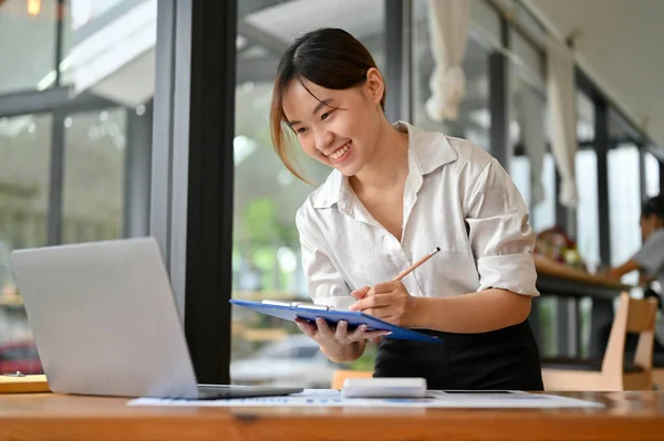 Fröhliche Asiatische Geschäftsfrau Schreibt Etwas Einem Finanzbericht Zufrieden Mit Ihrem — Stockfoto