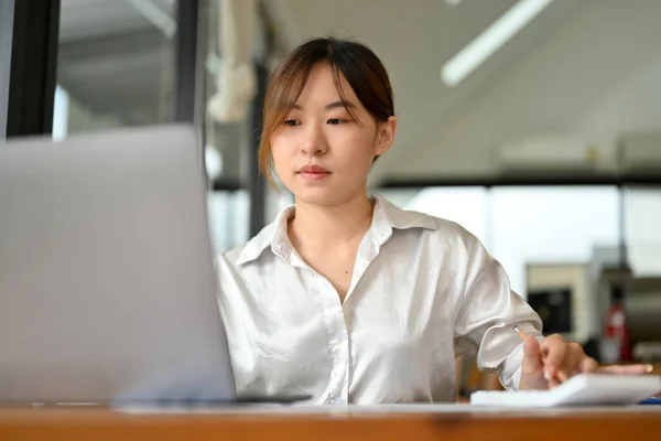 Millennial Asiatische Geschäftsfrau Konzentriert Sich Auf Ihre Projektaufgabe Benutzt Laptop — Stockfoto