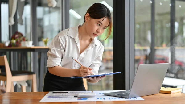 Konzentrierte Junge Asiatische Finanzassistentin Schaut Sich Die Details Auf Dem — Stockfoto