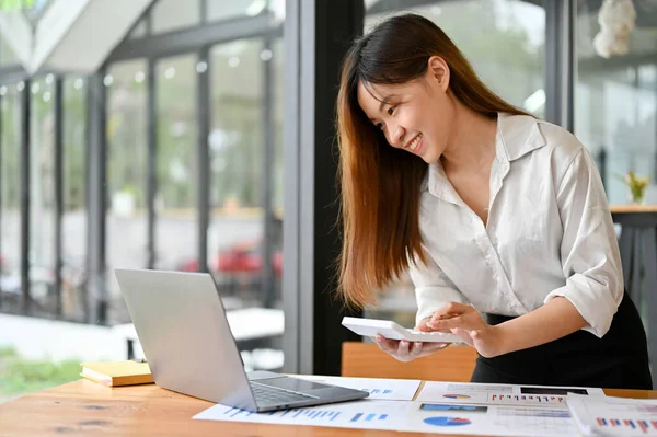 Zuverlässige Asiatische Buchhalterin Oder Finanzanalystin Die Finanzprojekt Arbeitet Und Die — Stockfoto