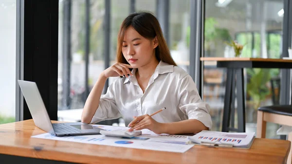 Millennial Asian Business College Studentin Die Coffeeshop Ihre Finanziellen Hausaufgaben — Stockfoto