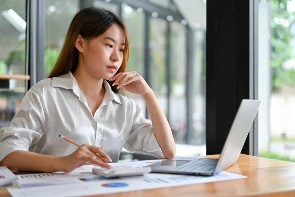 Konzentrierte Asiatische Jungunternehmerin Oder Buchhalterin Die Sich Auf Ihren Buchführungsbericht — Stockfoto