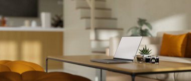 Dizüstü bilgisayar boş ekran maketi, kamera, modern oturma odasındaki ahşap sehpanın üzerine bir fincan kahve ve dekor bitkisi. Görüntüyü yaklaştır. 3d görüntüleme, 3d illüstrasyon