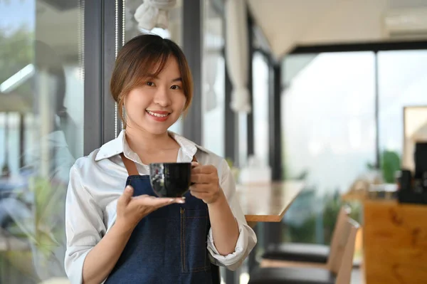 Atraente Asiática Jovem Barista Com Uma Xícara Café Seu Café — Fotografia de Stock