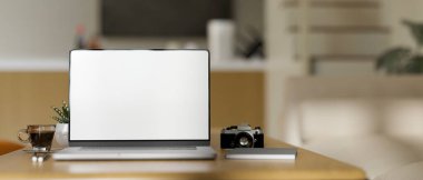 Aksesuarları ve dizüstü bilgisayarlı beyaz ekran maketi olan ev çalışma alanı arka planda bulanık, minimal yatak odası. Yakın plan. 3d görüntüleme, 3d illüstrasyon