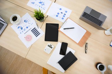 Genel çekim, iş görüşmesi masası veya laptop, tablet, iş raporu ve aksesuarlı konferans masası.