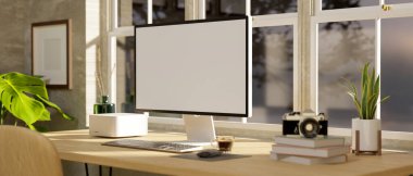Bilgisayarın bilgisayar modeli ve aksesuarları pencereye dayalı açık ahşap masa üzerinde konforlu minimal çalışma istasyonu iç mimarisi. 3d görüntüleme, 3d illüstrasyon