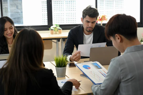 Equipo Ingenieros Tecnología Milenaria Asiáticos Tiene Una Reunión Para Consultar —  Fotos de Stock