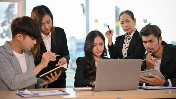 Група Азіатських Бізнесменів Замислюється Обговорює Найкращий План Свого Проекту Офісі — стокове фото