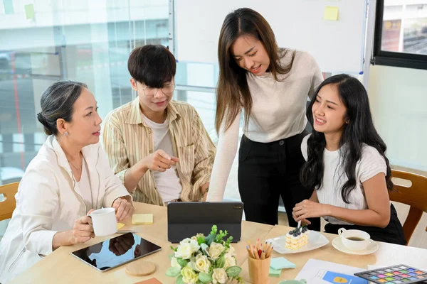 Ofiste profesyonel bayan üst düzey yöneticilerle çalışan genç grafik tasarımcılarından oluşan bir takım. Profesyonel yaşlı bir bayan patron takımının projesine iyi bir geri bildirim yapıyor..