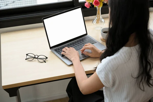 Mujer Negocios Traje Casual Que Trabaja Oficina Utilizando Computadora Portátil —  Fotos de Stock