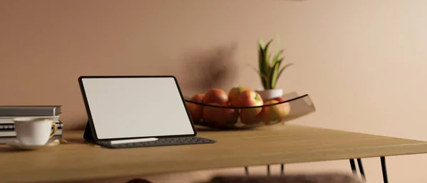 Espacio Trabajo Mínimo Con Maqueta Pantalla Blanco Tableta Teclado Inalámbrico — Foto de Stock