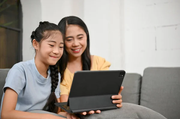 Feliz Asiático Pouco Jovem Filha Assistindo Engraçado Crianças Shows Desenhos — Fotografia de Stock