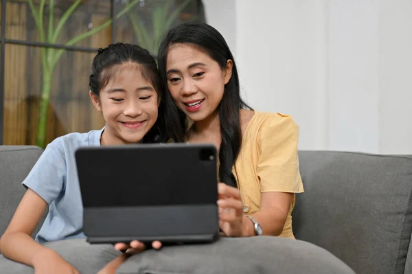 아시아 엄마와 태블릿을 온라인 플랫폼에서 재미있는 있습니다 — 스톡 사진