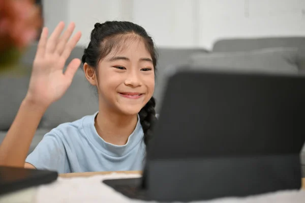 Szczęśliwa Azjatka Młoda Dziewczynka Mówi Cześć Pozdrawiając Swoich Przyjaciół Nauczyciela — Zdjęcie stockowe