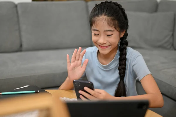 Una Bella Ragazza Asiatica Siede Confortevole Soggiorno Facendo Una Videochiamata — Foto Stock