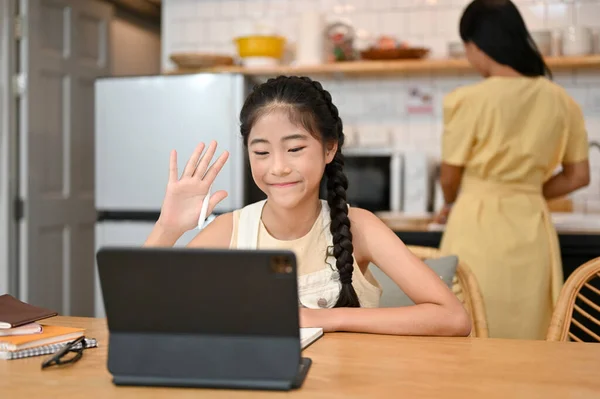 Menina Muito Asiática Estudando Aula Line Computador Tablet Senta Sala — Fotografia de Stock