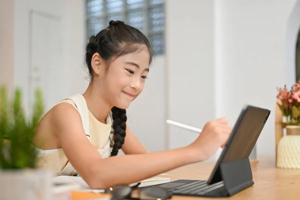 Pretty Asian Młoda Dziewczyna Pomocą Tabletu Cyfrowego Robi Lekcję Online — Zdjęcie stockowe