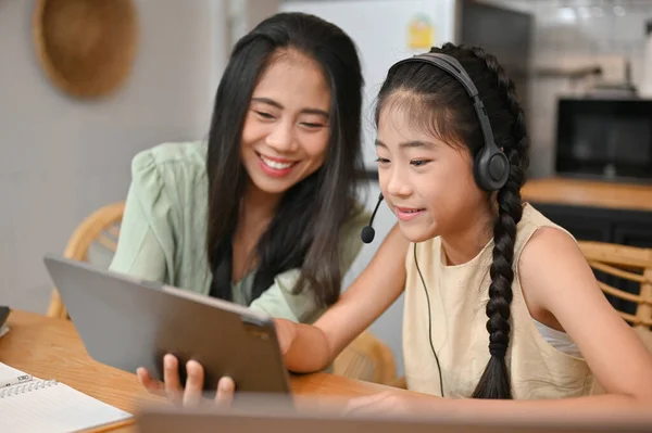 Menina Asiática Bonito Roupas Casuais Fones Ouvido Usando Tablet Digital — Fotografia de Stock
