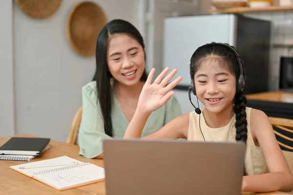 Asiatisk Ung Jente Som Har Netttime Lærer Laptop Sitter Hjemme – stockfoto