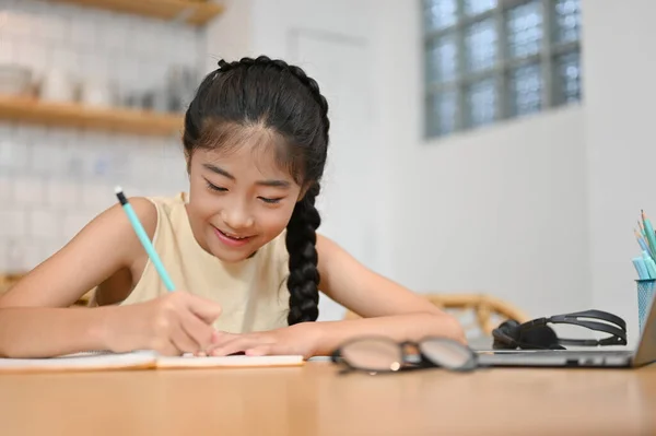 Mooi Mooi Aziatisch Tiener Meisje Doen Een Huiswerk Aan Bureau — Stockfoto