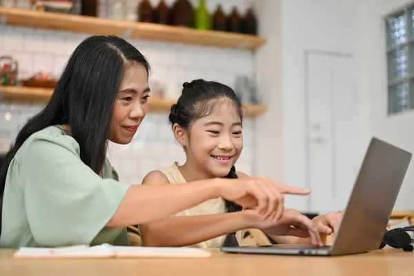 Mãe Asiática Alegre Olhando Para Tela Laptop Ajudando Sua Filha — Fotografia de Stock