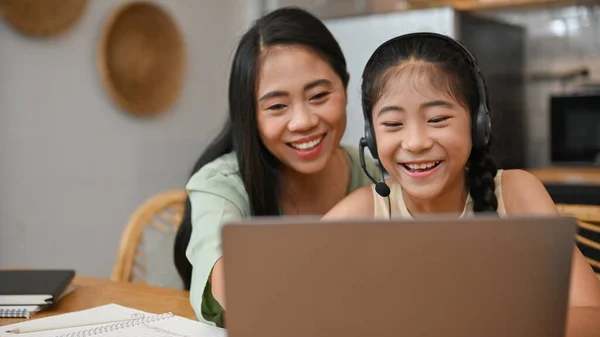 Ganske Søt Asiatisk Jente Liker Rar Video Eller Lære Online – stockfoto