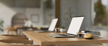 Laptop bilgisayar modelleri ve ahşap masa üzerindeki aksesuarlarla modern rahat çalışma alanı, ahşap sandalyeler. Uzak bir işyeri. 3d görüntüleme, 3d illüstrasyon