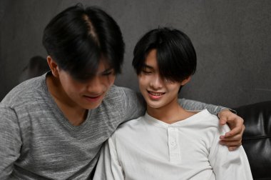 LGBT gay erkek çiftleri, bir adam kolunu erkek arkadaşının omzuna koydu. Yakın arkadaş LGBT sevgisi gösteriyor..