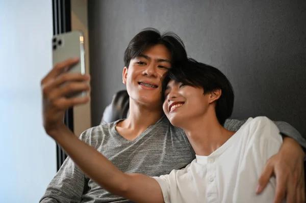 Asiático Adolescente Gay Casal Tomando Uma Selfie Juntos Sala Estar — Fotografia de Stock