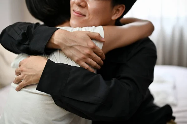 亚洲的一对青少年同性恋者在卧室里拥抱对方 表现出男女同性恋 双性恋和变性者的感情恋爱中的同性恋概念 特写图像 — 图库照片