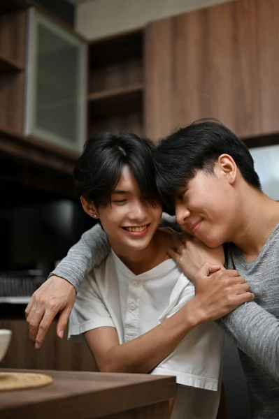 Retrato Joven Asiático Abrazando Abrazando Amante Gay Mano Alrededor Amante — Foto de Stock