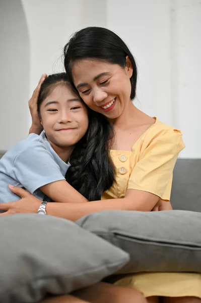 스러운 아시아 소녀나딸은 어머니의 포옹을 — 스톡 사진