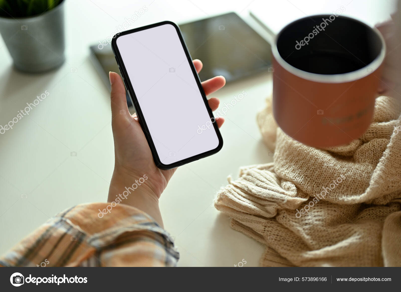 Расслабленная Женщина Потягивает Кофе Использует Смартфон Читать Утренние  Новости Онлайн — Стоковое фото © BongkarnGraphic #573896166
