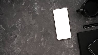 Akıllı telefon ya da cep telefonunun beyaz ekran modeli, siyah kırtasiye seti ve gri arkaplanda kopyalama alanı.