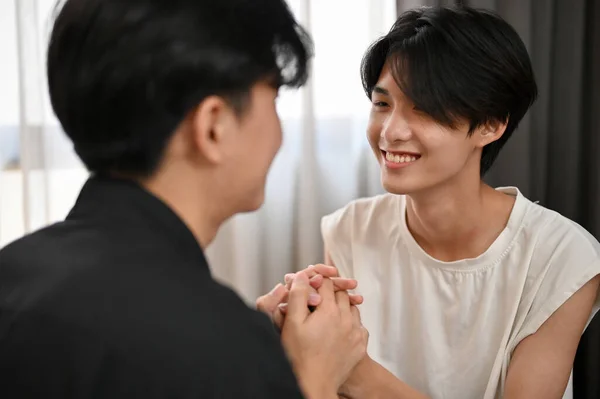 Romântico Asiático Jovens Gays Casal Segurando Mãos Juntos Compartilhando Momento — Fotografia de Stock