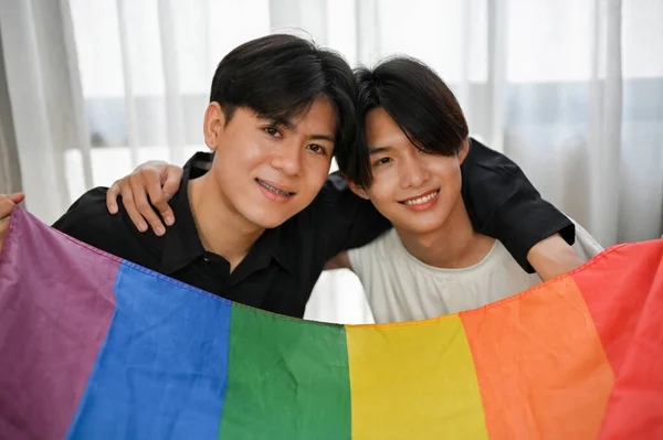 男女同性恋 双性恋和变性者情侣的概念 英俊的亚洲青少年同性恋者彼此拥抱 手持Lgbt彩虹旗 — 图库照片