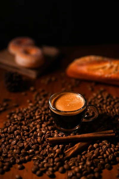 Café Expreso Una Taza Vidrio Sobre Una Mesa Madera Con — Foto de Stock