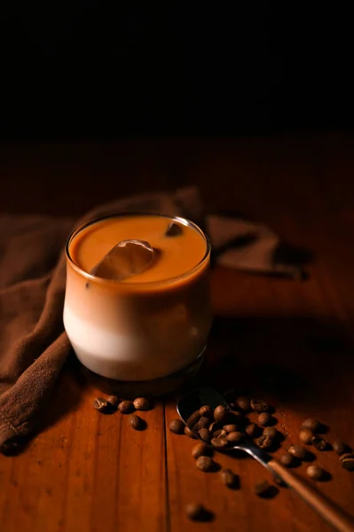 Latte Caramelo Helado Una Mesa Madera Vintage Con Granos Café — Foto de Stock