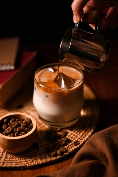 Barista Vierte Café Frío Café Oscuro Vaso Helado Con Leche — Foto de Stock