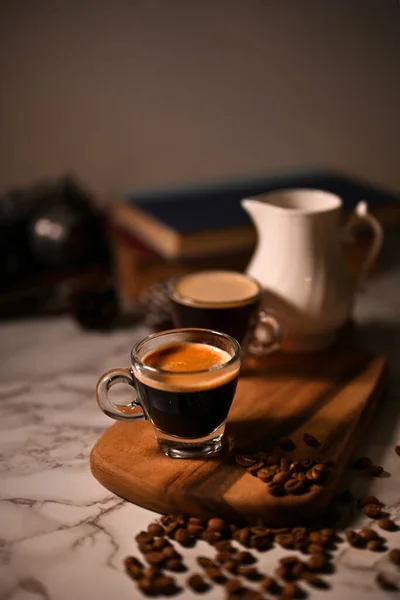 Imagen Cerca Una Toma Café Una Taza Espresso Sobre Tabla — Foto de Stock