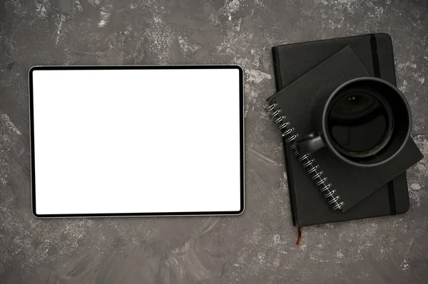 Tableta Digital Maqueta Pantalla Blanca Taza Café Negro Cuaderno Negro —  Fotos de Stock